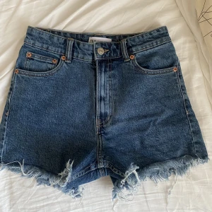 Zara jeansshorts  - Säljer dessa jeansshorts ifrån zara då dem inte passar mig. Aldrig hunnit använda dem så dem är i väldigt fint skick.