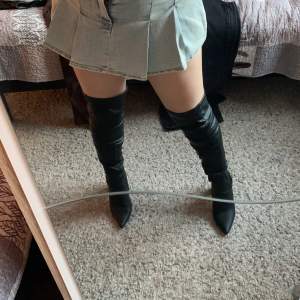 Ursnygga svarta thigh high boots som passar perfekt för en utekväll, använd endast två gånger och är väldigt bekväma😍