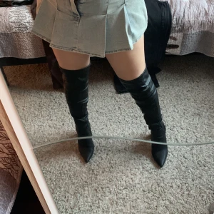 Thigh high boots - Ursnygga svarta thigh high boots som passar perfekt för en utekväll, använd endast två gånger och är väldigt bekväma😍