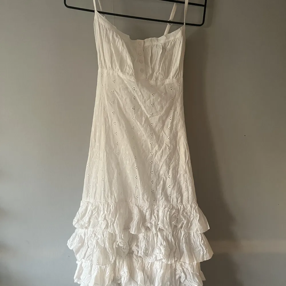 Jätte fin vit sommar kläning i storlek 40 säljer då den inte passade, skriv om du har frågor💓 säljer även samma kläning med blå detaljer💙. Klänningar.