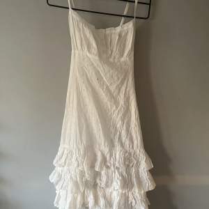 Jätte fin vit sommar kläning i storlek 40 säljer då den inte passade, skriv om du har frågor💓 säljer även samma kläning med blå detaljer💙