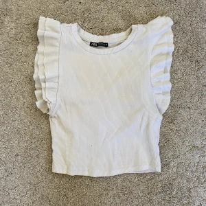 Volang t-shirt  - Populär volang t-shirt från zara. Jätte fint skick. Använd föra sommaren men inget alls sen dess.