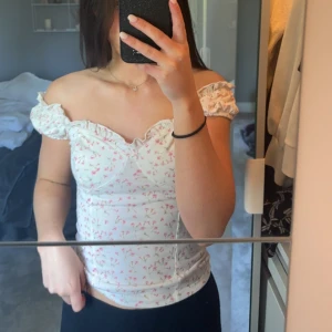 Topp till sommaren! - Supersöt topp till sommaren. Är i bra skick!!🌸💕Den är i storlek XXS men är väldigt stretchig i materialet så fungerar som en S🥰