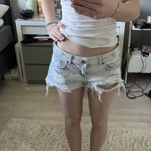 Jeansshorts st 36 - Skit snygga ljusblå jeansshorts i storlek 36. Dem är förstora på mig men inget fel på dem alls.💗