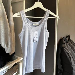 Linne gina - Aldrig använd, tagg kvar. Strl xs, ribbad.