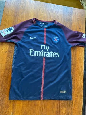 Psg match tröja  - Sitter som en S, knappt använd eftersom jag växte ur den snabbt så väldigt fint skick som ny, köpt i Paris på Parc de Prince. Köpt för ungefär 1000.