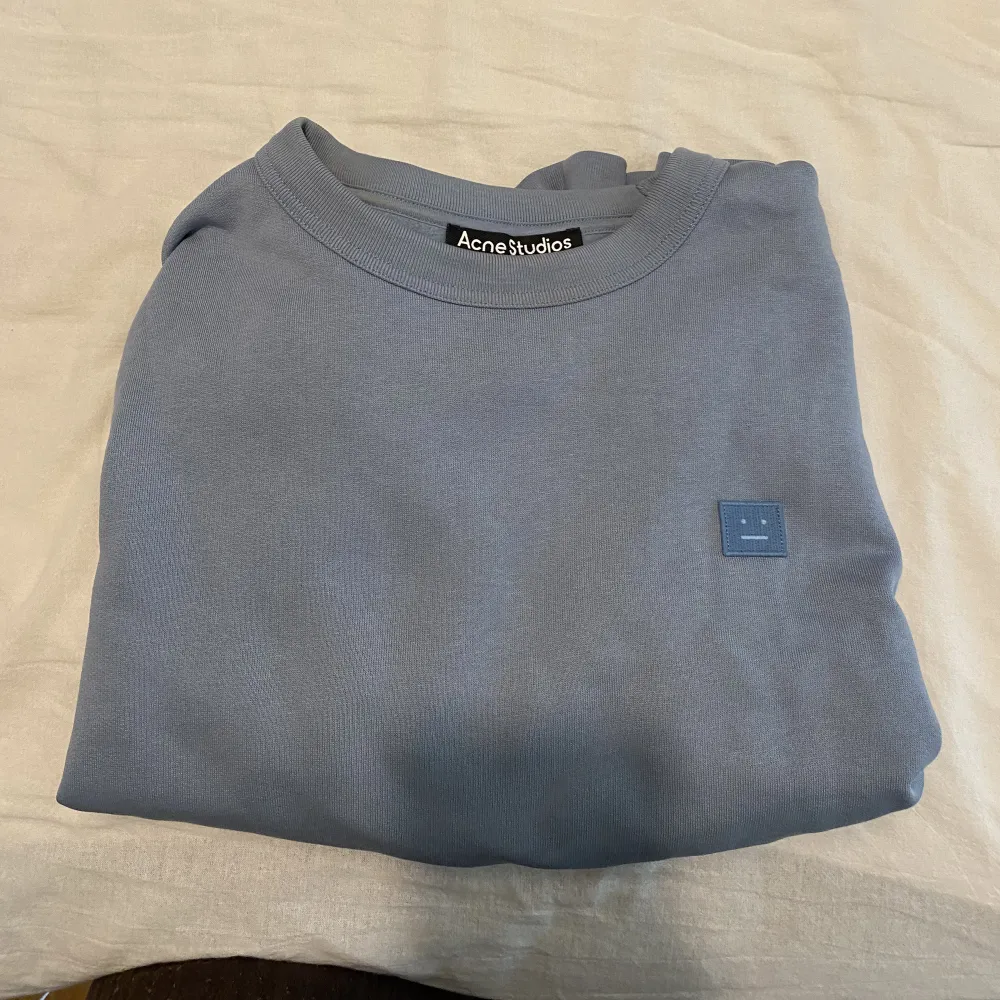 Sweatshirt från Acne, inköpt för 2000, knappt använd. Färgen finns inte längre. Storlek S, men oversized. . Tröjor & Koftor.