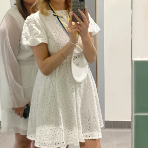 Studentklänning/vit sommarklänning - Superfin studentklänning som är använd 1 gång, som ny, med knytning i ryggen, fler bilder fixas vid intresse.