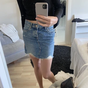 Jeanskjol - Jeanskjol ifrån ONLY. Modellen är 176 och bär storlek 34. Normal passform. Använd några gånger. 