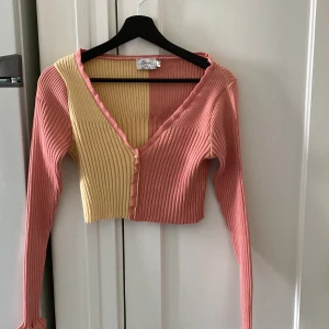 Topp från NA-KD  - En jätte söt topp från Hanna schönbergs kollektion med NA-KD. Köpt på Plick men har inte kommit till användning. Jätte fint skick. 