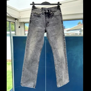 Hope Rush Jeans 27/26 - Hopes stentvättade Rush jeans. Aldrig använda. Storleken står 27 men är mer lik 26. Ena bakfickan är lite sliten.