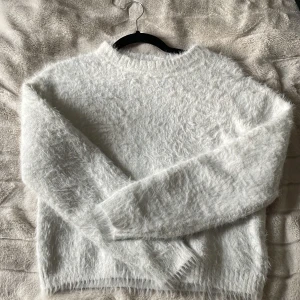 Tröja  - Tvättad så inte len längre. Men skön att ha ändå. Förliten för mig, budgivning/prisförslag om det är aktuellt. (Är ofta oaktiv kan ta ett tag)