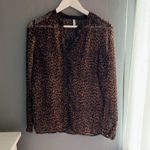 Blus - Fin tunn leopardblus🌸