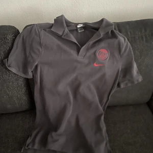 Nike piké Paris Saint Germain  - Nike Piké med PSG logga, aldrig använt då den är för stor 