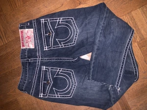 True religion jeans - True Religion jeans i storlek 34 tror jag men de sitter som 31 i midjan och avklippta så de är ungefär 30 i längden. Skriv gärna vid frågor! Byten kan vara intressant:)