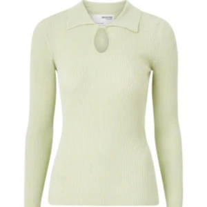 Selected femme tröja - säljer denna tröja från selected femme då den är för stor för mig, den är i storlek S. Lapparna finns kvar, bara testad en gång! Nypris 500, säljer för 300+frakt 