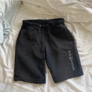 Sail racing shorts  - Säljer nu mina sail racing shorts i storlek 170 dem är använda men i bra skick. Köparen står för frakt 