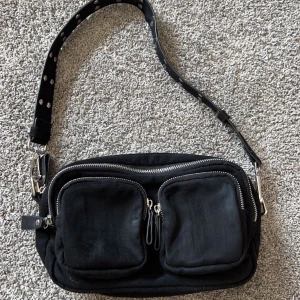 Gina tricot bag - Hej🤎! Säljer nu denna snygga väska från Gina tricot som aldrig kommer till användning. Budgivning pågår så buda så kanske du får chansen att få väskan!