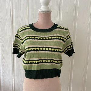 T-shirt med hjärtan - Suuupersöt kroppad t-shirt i härligt stretch material! Kommer tyvärr inte till användning men är i väldigt fint skick!