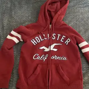 Hollister zip tröja. Står XXS men funkar som S. 