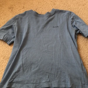 T-shirt  - Blå t-shirt från h&m  Använd men bra skick