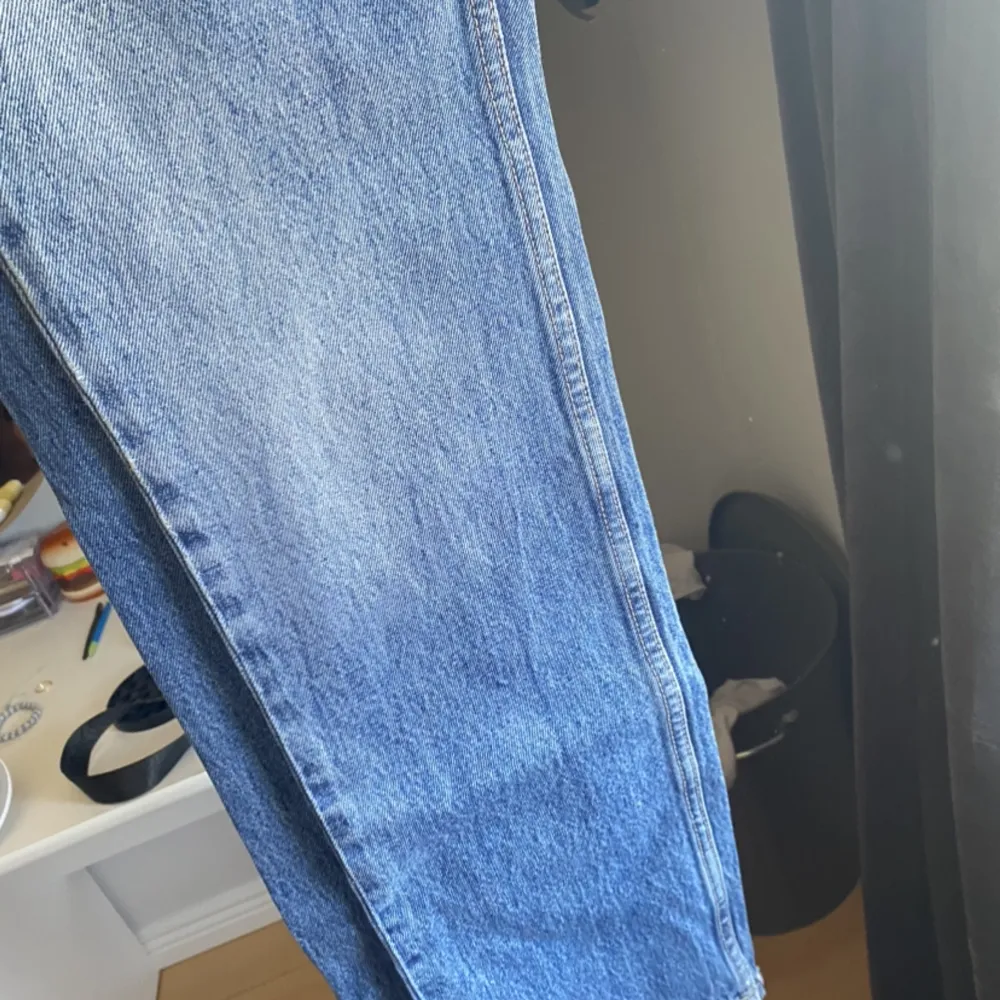 Super fina och perfekta jeans till alla tillfällen!💕 Dom han lite slitningar längst ner men det ser ut som modellen är så. Sparsamt andvända men inga defekter, säljer pga de är för små💓 Kontakta för mer info, svarar alltid 🥰. Jeans & Byxor.