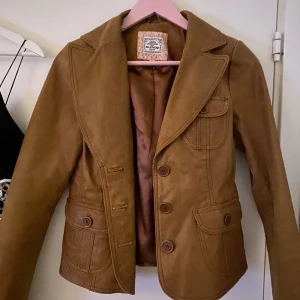 jacka - söt läder jacka som var min mammas, fin passform bra skick!!