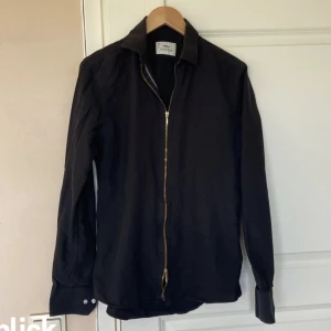 Overshirt från Ciszere - Snygg svart overshirt från Ciszere i bra skick. Storlek S Slim