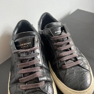 Sneakers Givenchy - Sneakers från Givenchy, storlek 37. Något använda men fortfarande fint skick. Normala i storlek och väldigt sköna att använda :)