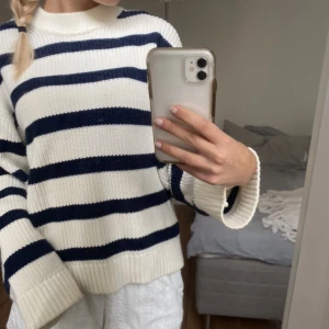 Stickad tröja - Säljer denna randiga stickade tröja från BikBok. Den är i bra skick och nästan aldrig använd. Köptes för 499kr. Har du någon fråga är det bara att höra av sig🫶🏻