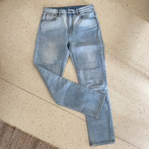 Skitsnygga jeans från weekday! Har alltid fått så mycket komplimanger för dessa men måste rensa!🐝🐝