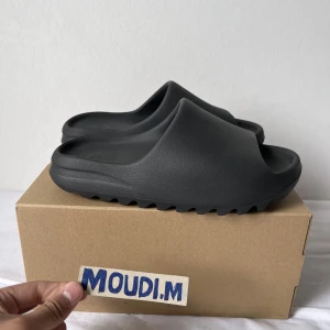 Yeezy slide ”onyx” - Slides är små i storlek så dessa passar dig som har 42/42,5 vanligtvis. Digital kvitto finns!
