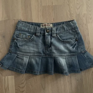 Jeanskjol - Söt jeans kjol med volang, storlek 34. Kom gärna med egna prisförslag också 