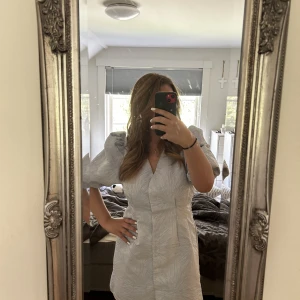 Gina tricot Klänning - En superfin klänning med justerbara ärmar. Använd endast 1 gång på konformationen. Super snygg under sommaren och firanden. Köpt för 689kr