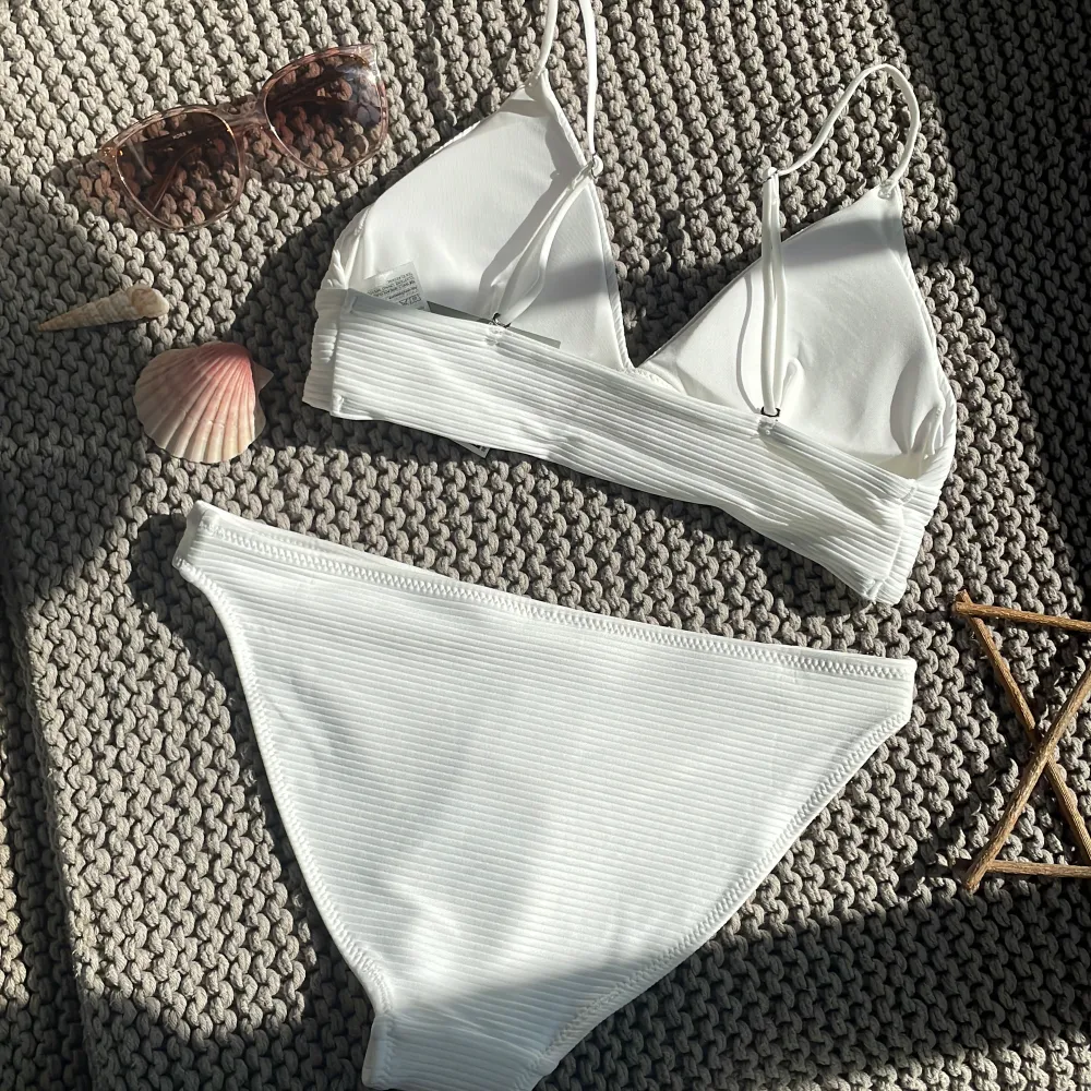 Säljer denna vita helt oanvända bikinin från hm då den var formligen för mig, helt oanvänd med prislappen kvar, rubbat superskönt tyg och överdelen har inlägg, hör av er vi intresse☺️. Övrigt.