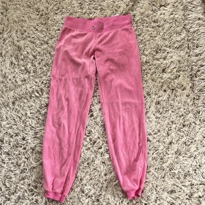 Byxor från Cubus  - Då byxorna har en liten fläck höger ben och att matrialet utåt börjat bli strävt och att snöret saknar kostar byxorna bara 5kr, + frakt om man inte kan mötas upp