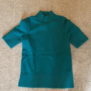 Tröja från cos  - Mörk turkos tröja från cos i XS men passar S/M
