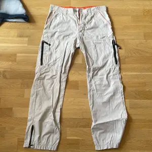 Beige lågmidjade cargobyxor från Wild jeans. Storlek 38, säljer pga för små för mig.   Bara att fråga om mått. ❣️