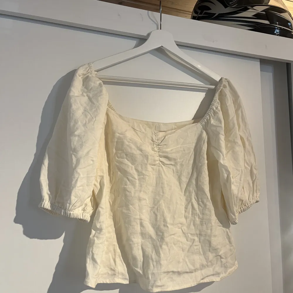 Jätte fin off white linen tröja från hm, aldrig använd bara när den köptes. inte min stil💕. Toppar.