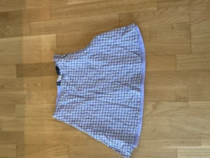 Kjol - Sommar kjol superfin det lite skum ut på bilden men inte när man har på sig den🩷
