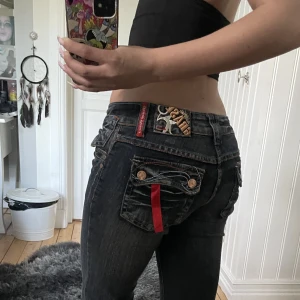 Lågmidjade bootcut jeans - Använda ett fåtal gånger! (Saknar knapp där fram)