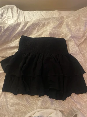 Kjol  -  Sälj den här volangkjolen för att den inte kommer till användning. använd ca 4 gånger och är som ny. 