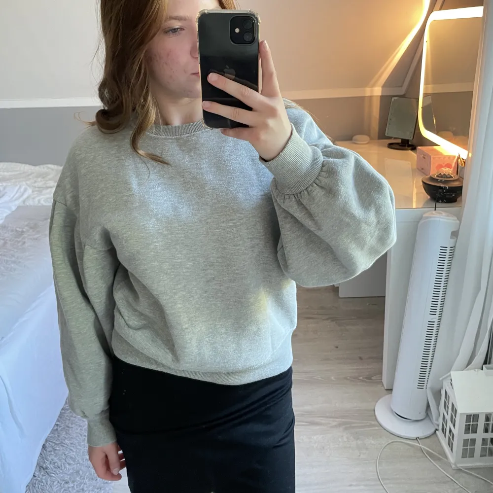 En grå sweatshirt, använd några gånger. Gillar inte riktigt ärmarna så därför säljer jag . Tröjor & Koftor.