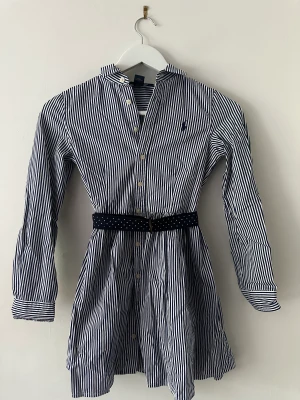 Ralph lauren klänning  - En super söt randig Polo Ralph lauren klänning med ett skärp som man kan ta av. Kan mötas upp men även frakta 🥰