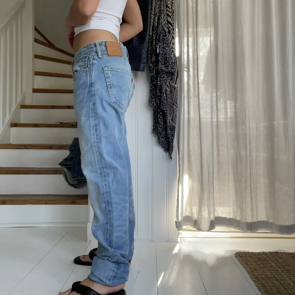Fina vintage Levis jeans i storlek 38/40.   Midjemått: ca 87cm innerbenslängd: ca 84cm . Säljer pga att jag rensar ut jeans ur garderoben som inte passar mig längre, kolla min profil för mer jeans. 💘💘. Jeans & Byxor.