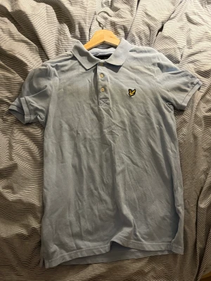 Lyle & Scott Pikétröja  - Använd endast ett fåtal gånger. Inga flaws den är i bra skick. Storlek Small.