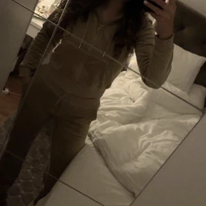 Juicy sätt  - På byxorna och koftan står det Juicy Byxorna är i storlek S och koftan storlek M. Vid snabb affär 750kr🤍