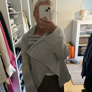 Hunkydory kofta - En grå Hunkydory kofta i storlek m. Använd men i ett fint skick.