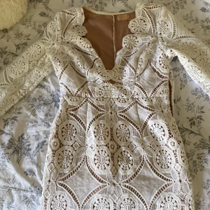 Klänning - Jättesnygg klänning som dessvärre inte kommer till användning längre. Har använt den som konfirmations klänning men går lika bra att använda till student och andra evenemang💕