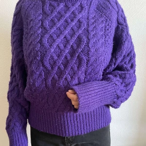 Lila tröja - Lila tjock tröja som funkar till kalla sommarkvällar eller även nu på våren 🤍Storlek L